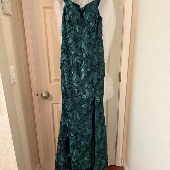 Elegant Green Off-Shoulder Prom Dress - Picture 2 of 3